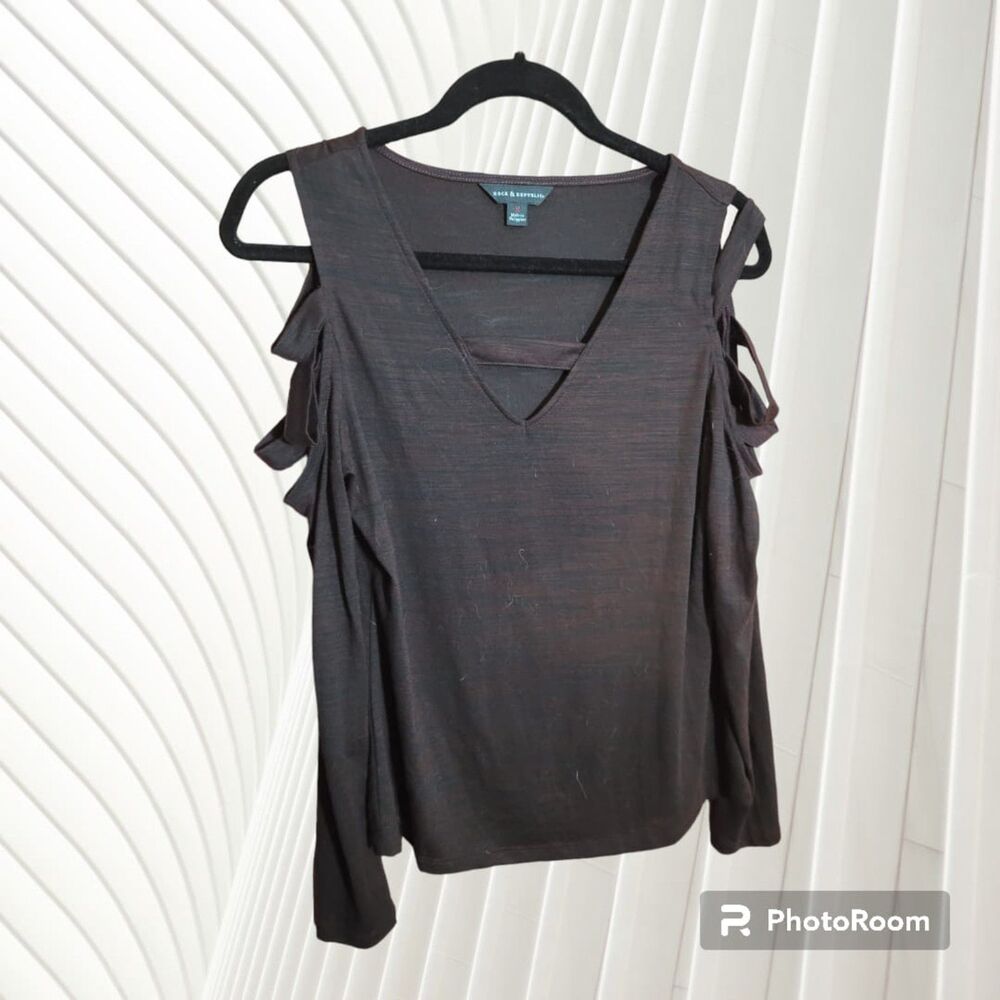 Rock & Republic Open Arm Shirt Women's Size M V neck (A81)‎